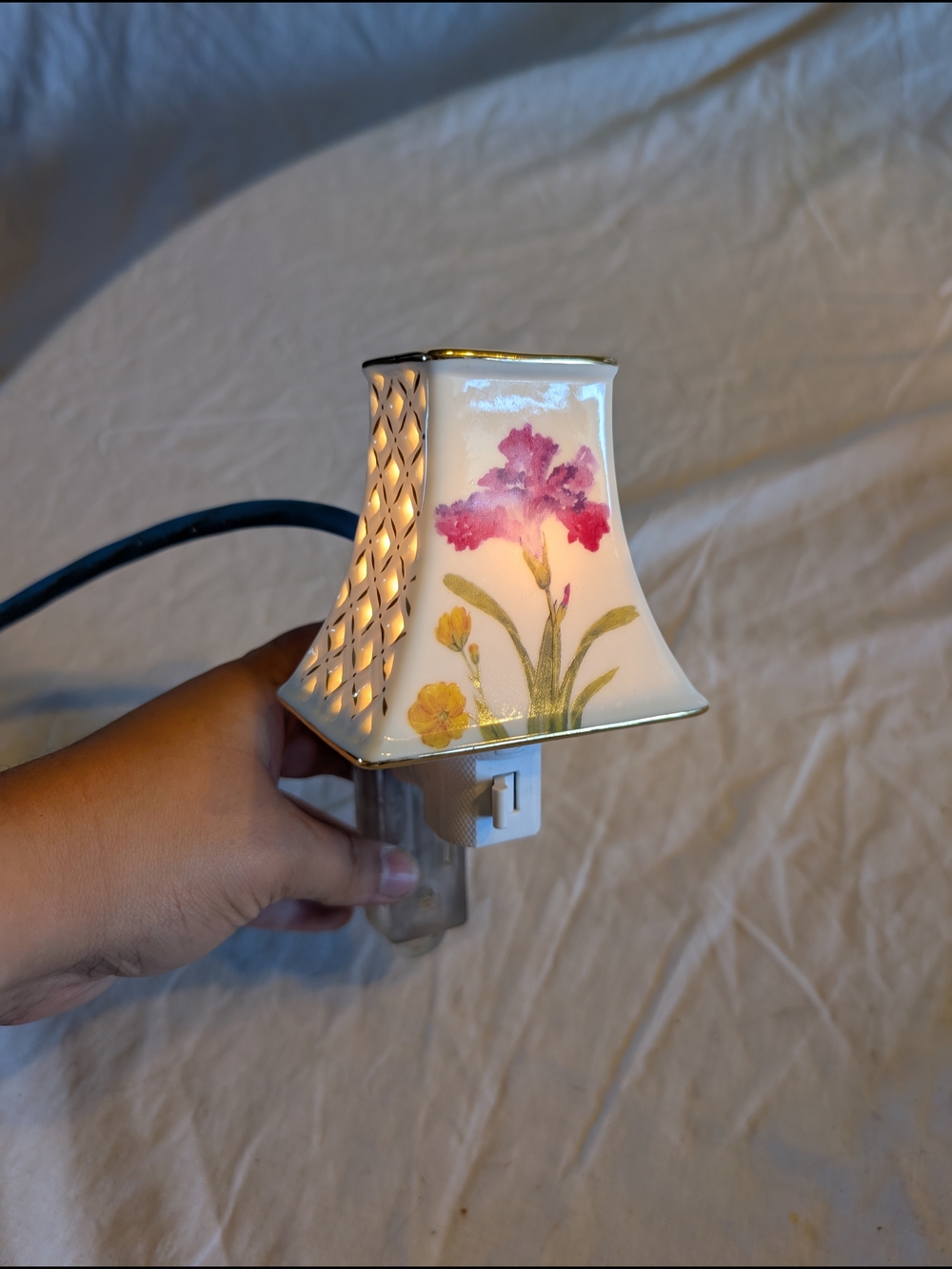 2/40$ Vintage White Floral Ceramic Night Light with Pink and Yellow Flowers